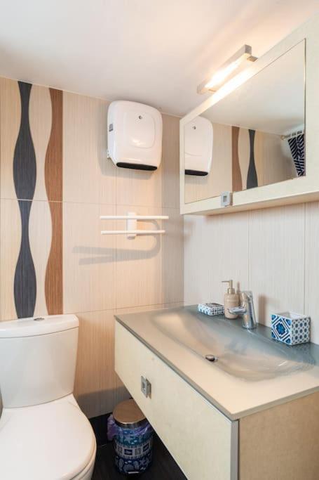 Apartment With Terrace In Piraiki Piraeus Bagian luar foto