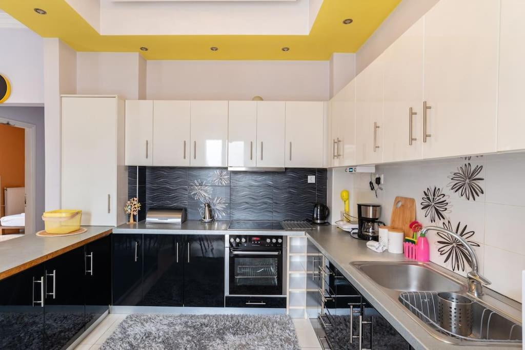 Apartment With Terrace In Piraiki Piraeus Bagian luar foto